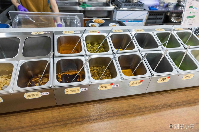 宜蘭羅東美食推薦-甩壹碗雲南米線專賣店，十幾種佐料任你加，老闆記憶裡的雲南米線就要這樣吃才好吃！！！