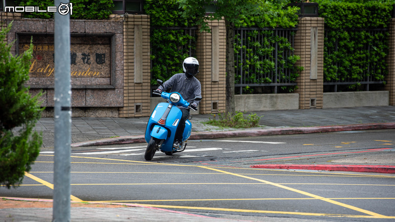點我看大圖 Vespa GTS 300 Super Sport 從容穿梭 自在馳騁|老偉士的靈魂、新世代的進化!