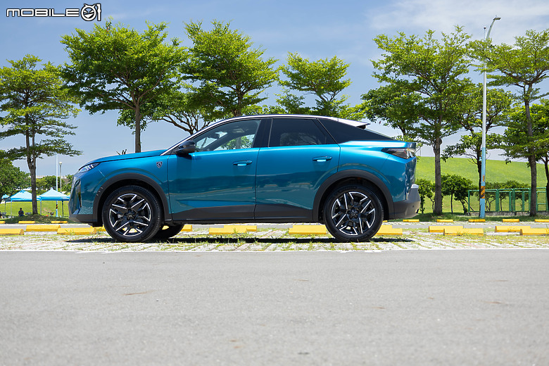 Peugeot 3008 大改款試駕｜降價更超值，以全新油電動力強勢挑戰中型休旅市場！