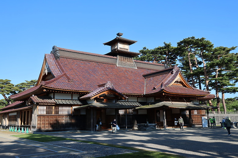 點我看大圖 夏日北海道自由行-函館篇(五稜郭/旬花/大黑屋/函館朝市/金森紅磚倉庫/小丑漢堡/八幡坂/元町/根室花丸/函館山)