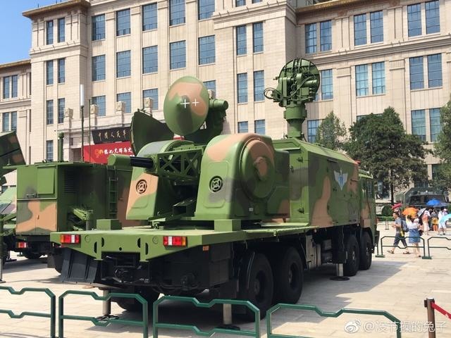 看看中國的野戰放空武器，用無人機去打巨人？？