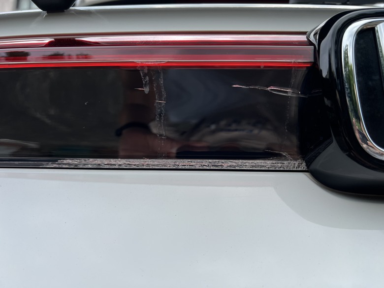 請問你的三代HRV 後倒車燈具總成有裂痕嗎?現在新發售Hrv ehev品質如何?