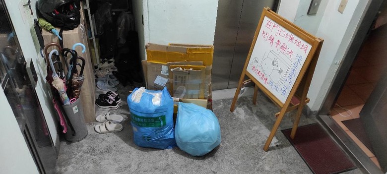 對門屋主黃老師一家分三段私吞共用的天井走道