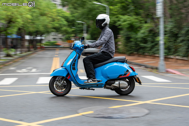 點我看大圖 Vespa GTS 300 Super Sport 從容穿梭 自在馳騁|老偉士的靈魂、新世代的進化!