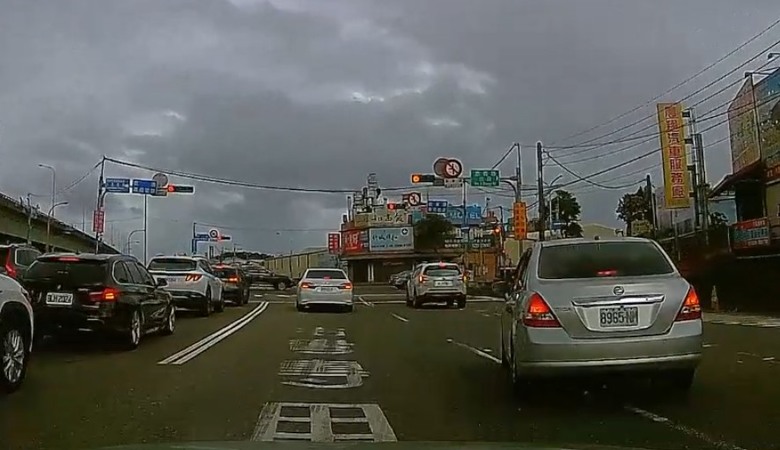 汽車占用轉彎車道
