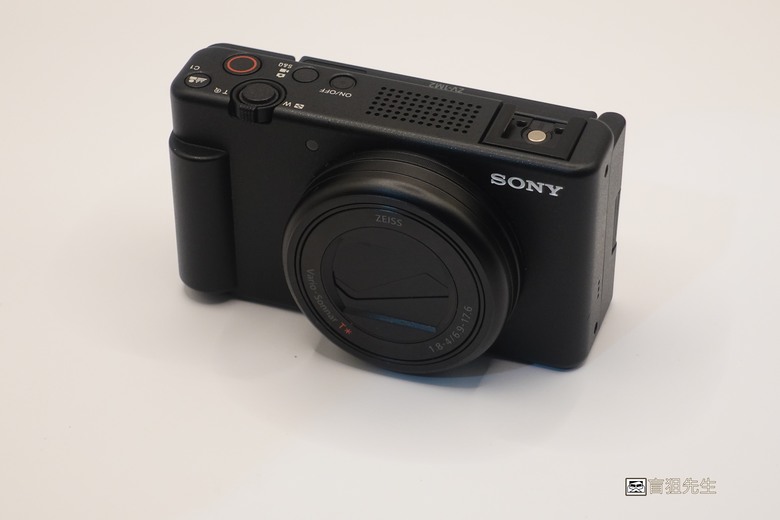 【盲狙先生傳124】SONY ZV-1 & ZV-1M2 | ❤️旅人的觀景小列車❤️ 輕巧方便的旅拍\生活紀錄vLog機，只能二選一你的決定?