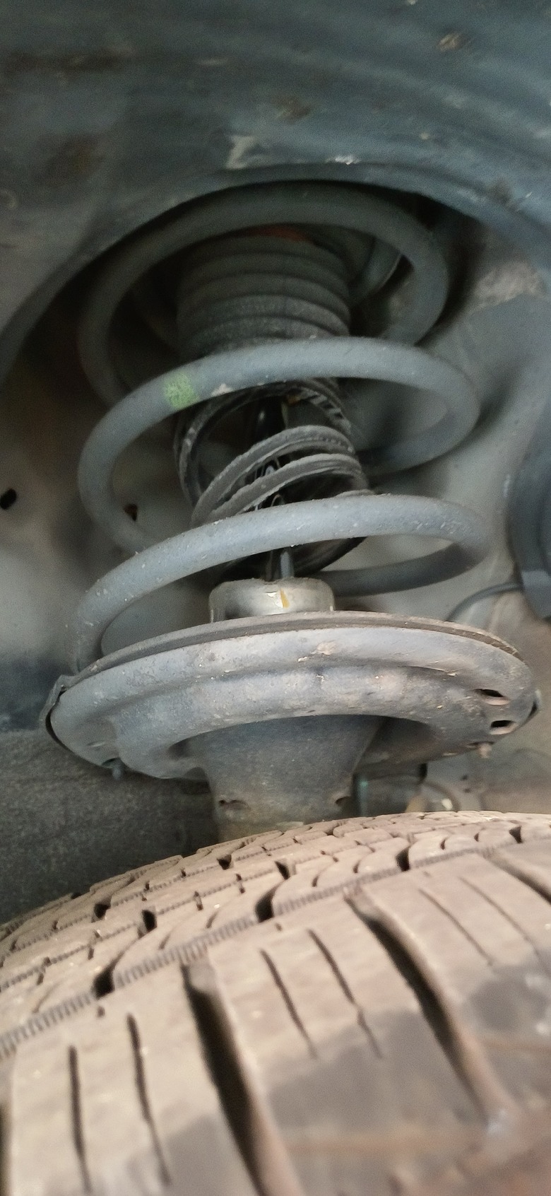 想請教各位大大…小弟有一台 2012年 TOYOTA CAMRY（2.5油電版）欲更換避震器四支大概須要多少錢？