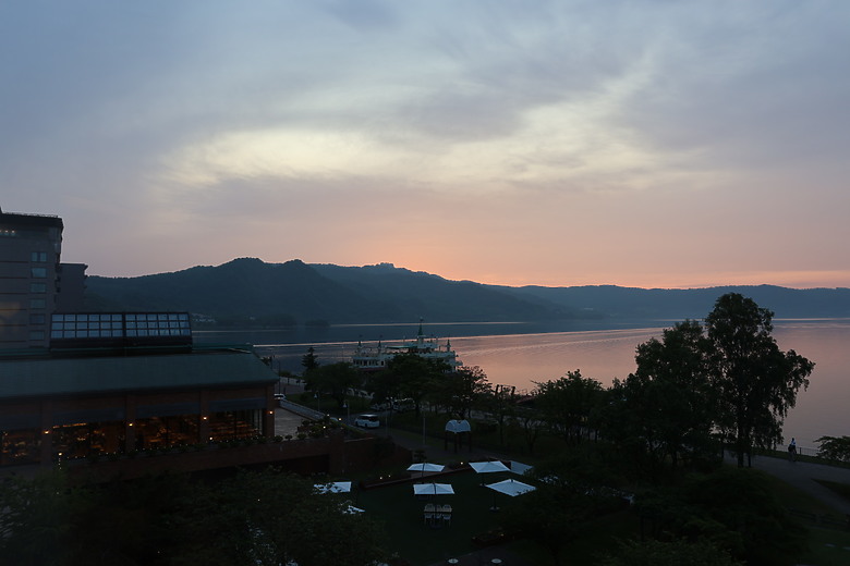 點我看大圖 夏日北海道自由行-洞爺+支笏湖篇(筒倉展望台/有珠山/遊覽船/夏日花火/登別地獄谷/支笏湖/Soul Store湯咖哩)