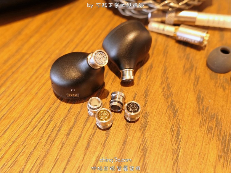 KEFINE 柯凡 Quatio 入耳式耳機：四單體圈鐵架構,可換濾音管、可換端子｜低調不失質感且配件超齊全！
