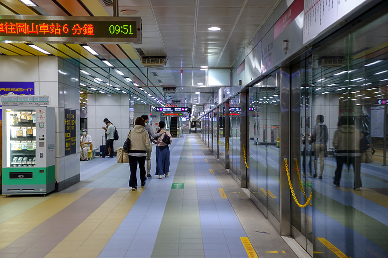 高雄新火車站、美麗島捷運站、東港海味與街頭攝影旅拍 - 使用X-PRO2相機與蔡司 Touit 鏡頭