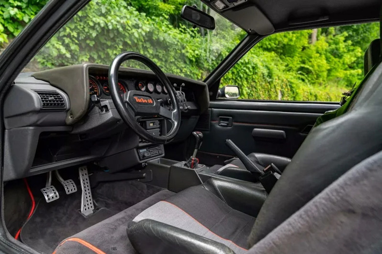 這輛極罕見的Peugeot 205 Turbo16 限量兩百台可以上路的賽車