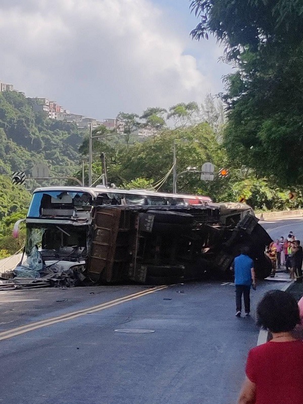 鋼材車翻覆越雙黃線對撞國光客運 ，一人不治，多人輕重傷，新增國光客運視角