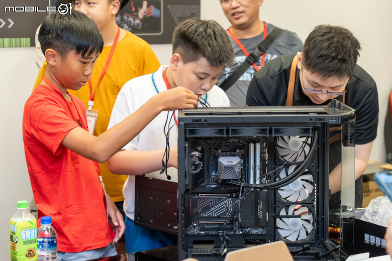【活動體驗】Mobile01 x 微星 EZ DIY PC 組裝體驗會 體驗 DIY 組裝樂趣／液態氮超頻 還有專業小姐姐指導