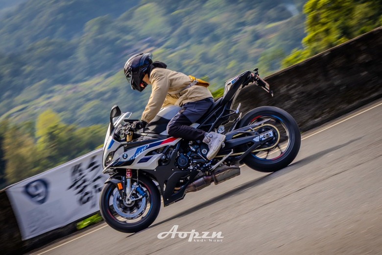 【最後一刻才開箱】菜雞的第一台重機 BMW S1000RR M版(23年式)