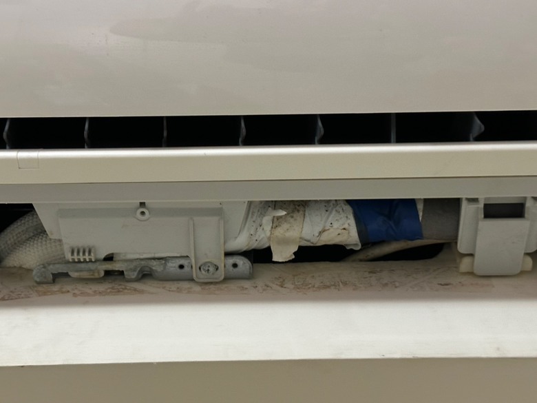 請問日立室內機下方滴水(排水盤無阻塞)