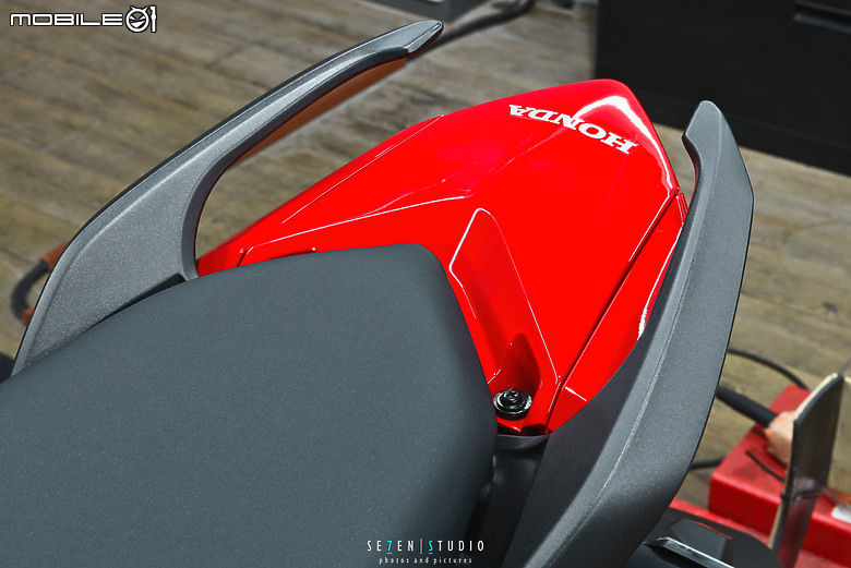 超簡易開箱HONDA外勞神車WINNER X V4 (堪稱新待轉區6速檔車小鋼炮)