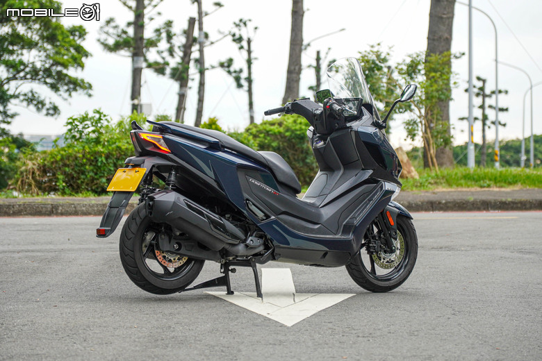 點我看大圖 KYMCO DOWNTOWN GT350 試乘|超乎預期的運動性、全方位黃牌大羊!