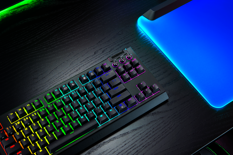 Razer 推出可客製化新款無線鍵盤 BlackWidow V4 TKL HyperSpeed 支援熱插拔軸體讓玩家打造專屬手感