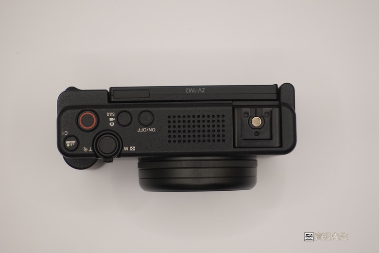 【盲狙先生傳124】SONY ZV-1 & ZV-1M2 | ❤️旅人的觀景小列車❤️ 輕巧方便的旅拍\生活紀錄vLog機，只能二選一你的決定?