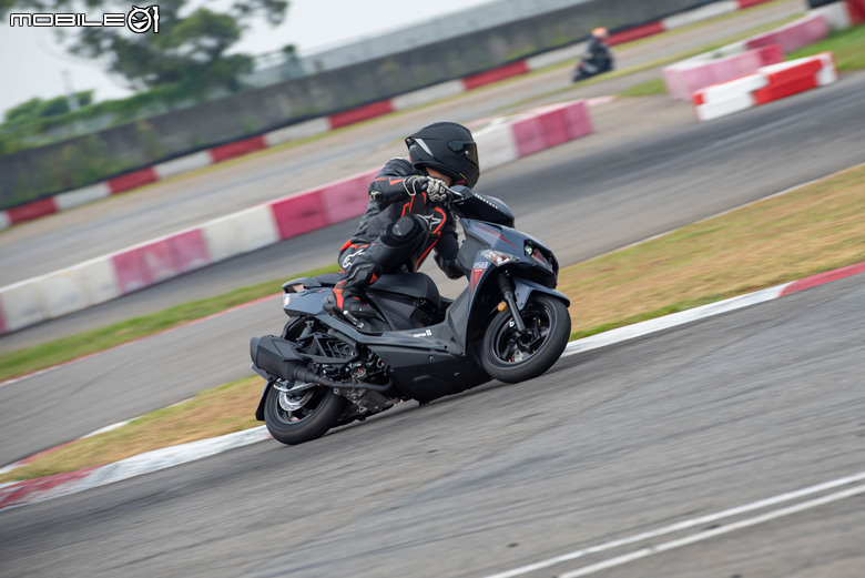 SYM JET SL / SL+ SuperC 小改款試駕|腹內大升級,導入電推 ZRSG 3.0!