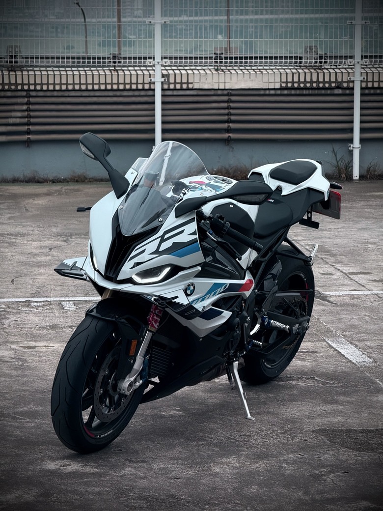 【最後一刻才開箱】菜雞的第一台重機 BMW S1000RR M版(23年式)