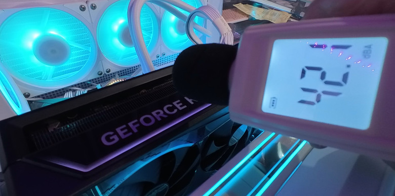 德亞啟動!7萬6技嘉5090 MASTER超級雕開箱！RGB顯卡螢幕、雙BIOS 效能、溫度、風扇噪音簡易實測。
