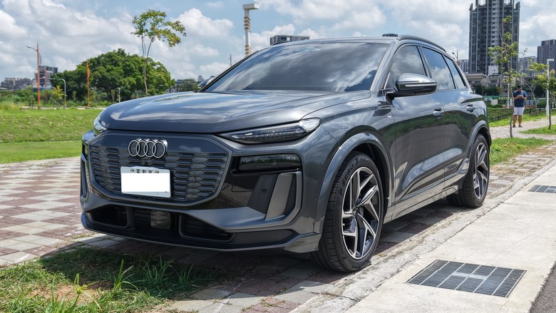 Q6 e-tron quattro S-line w/ Daytona Grey