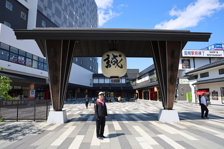 點我看大圖 夏日北海道自由行-函館篇(五稜郭/旬花/大黑屋/函館朝市/金森紅磚倉庫/小丑漢堡/八幡坂/元町/根室花丸/函館山)