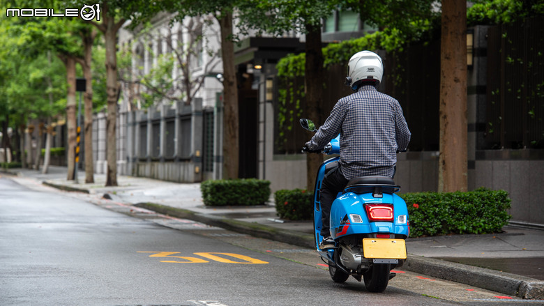 點我看大圖 Vespa GTS 300 Super Sport 從容穿梭 自在馳騁|老偉士的靈魂、新世代的進化!