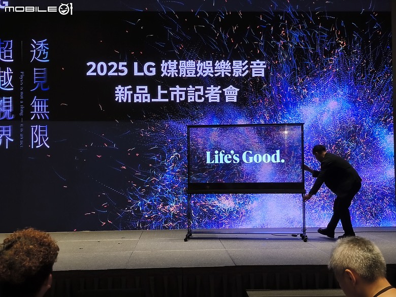 點我看大圖 【 體驗會實況 】LG 以透明面板 「SINGNATURE OLED T」旗艦機種領軍,展現顯示器產品未來的嶄新風貌!