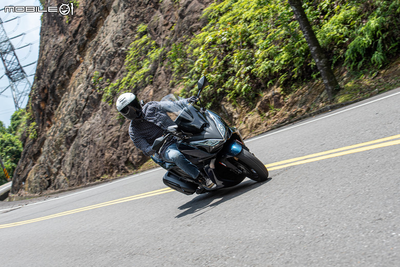 點我看大圖 KYMCO DOWNTOWN GT350 試乘|超乎預期的運動性、全方位黃牌大羊!