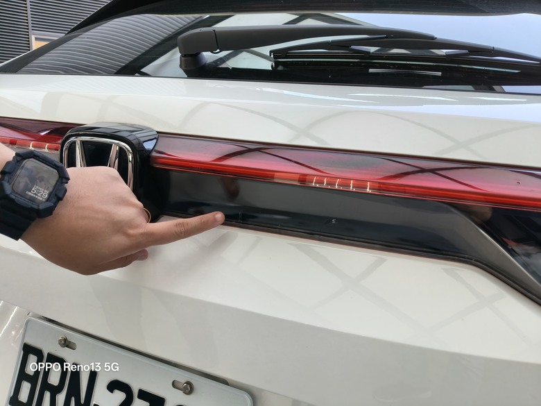 請問你的三代HRV 後倒車燈具總成有裂痕嗎?現在新發售Hrv ehev品質如何?