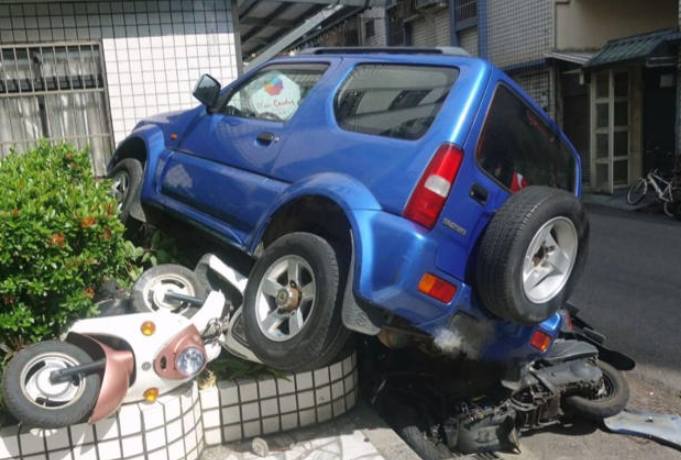 阿嬤 開吉普車
