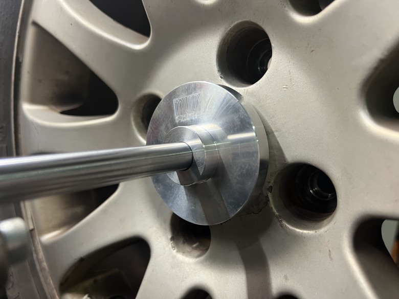 請教機車輪胎平衡儀是否也可以用在汽車輪胎？