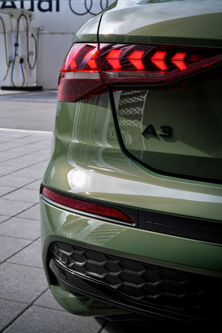 交車照片分享｜A3 Sportback 35 TFSI advanced｜金屬軍裝綠 District Green M4