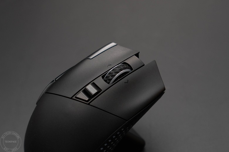 MSI VERSA PRO WIRELESS 無線電競滑鼠開箱評測 | 搭載 PixArt PAW-3395 光學感測器、三模輸出、具備 MOUSE DOCK PRO 磁性充電座