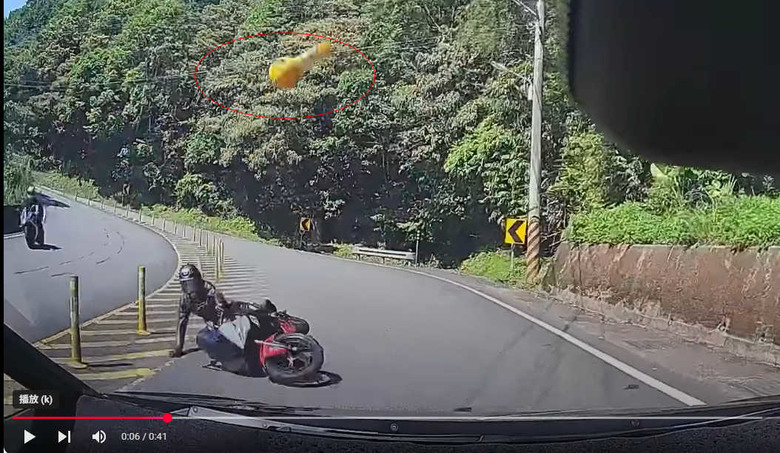 🐒北宜茶壺灣，機車🏍️🏍️跑到對向車道🚗🚗汽車應該注意。有119🚑🚑