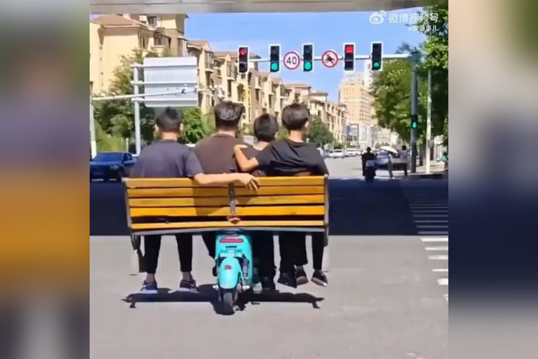內蒙古街頭驚見四座共享單車?貪玩少年交代如何保持平衡