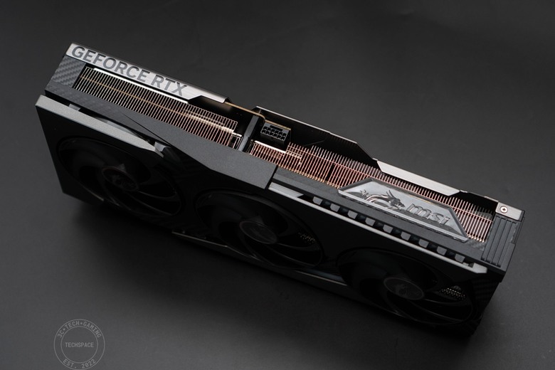 MSI GeForce RTX 5070 Ti 16G VANGUARD SOC 顯示卡開箱評測 | 太空船強大渦輪靈感設計、碳纖維裝飾未來感十足