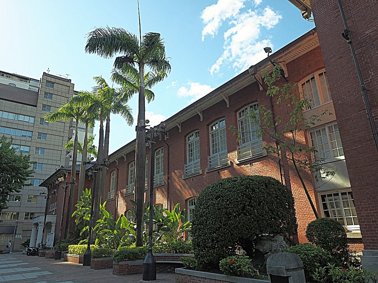 台北當代藝術館、日星鑄字行、日新國民小學紅樓、建成變電所 、陳德星堂、大稻埕圓環防空蓄水池、寧夏夜市、下奎府町郵便局、Bistro家樂利小酒館 — 臺北市區小旅行之舊建成區半日散策