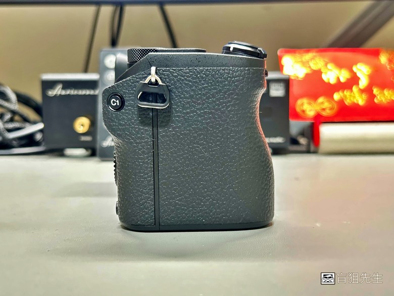 【盲狙先生傳100】SONY a6700M 被小惡魔推坑篇 | SEL18135 KIT鏡+SEL16F2.8，街拍、旅遊一次到位的入門機首選
