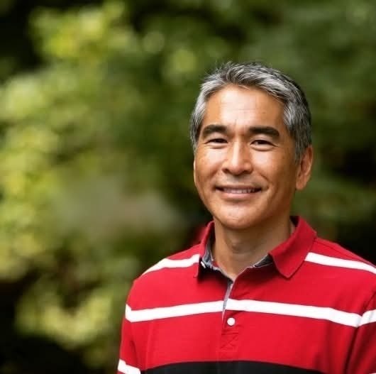 為什麼許多長輩的手機聊天軟體上面都會出現這個人阿
