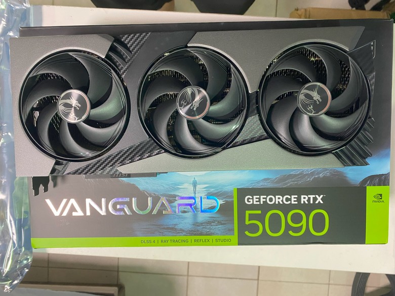 每次英亞啟動就少一位肥羊被宰！7萬2甜甜價 微星龍神 MSI 5090 VANGUARD SOC開箱，靜音風扇與極致效能。