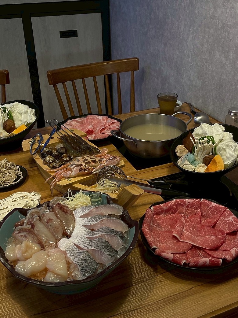 點我看大圖 三重隱藏版火鍋店!活蟹+干貝+水母牆超浮誇|海鮮控必收