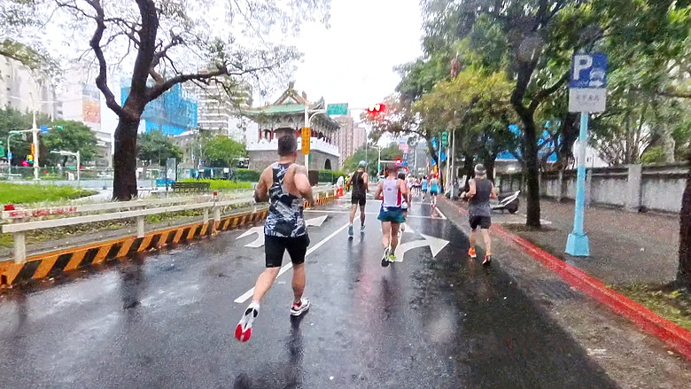 點我看大圖 (映像運動-EP.2世壯運21k路跑篇) 享受一場業餘運動愛好者最接近亞奧運世界規格的半馬,開心破2吧!feat. Garmin Descent MK3i