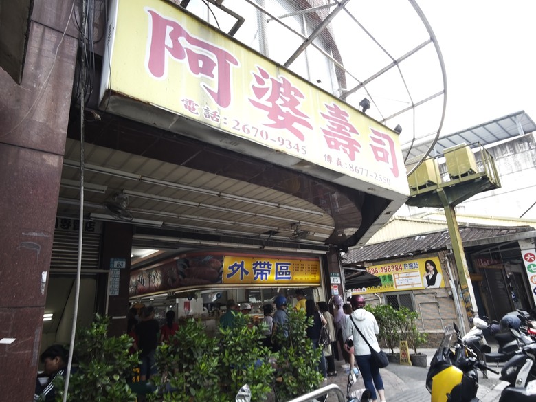 鶯歌小鎮一日遊 - 鶯歌陶瓷老街巡禮 / ESUWA 肉桂卷&可頌專売處 / 新旺集瓷手拉坏課程初體驗 / 阿婆壽司 & 厚道排骨飯