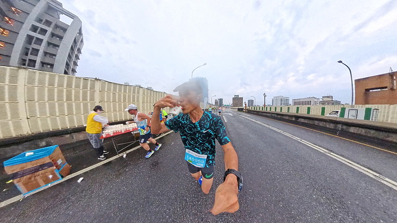 點我看大圖 (映像運動-EP.2世壯運21k路跑篇) 享受一場業餘運動愛好者最接近亞奧運世界規格的半馬,開心破2吧!feat. Garmin Descent MK3i