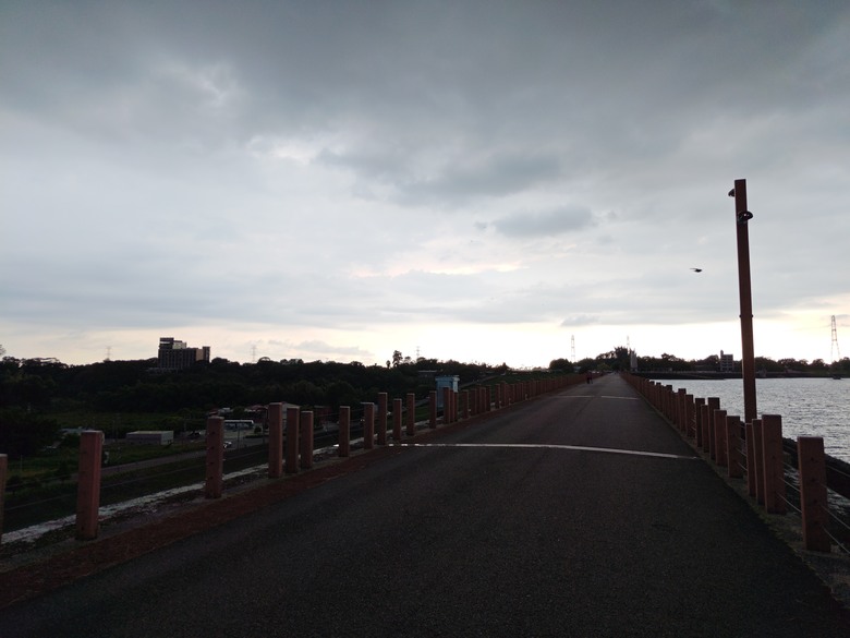 點我看大圖 【遊記】「舊地重遊」發現多了一分「守護」,但「記憶」仍是無法找回「兒時失落之物」,仁義潭水庫 - 大漠國渡
