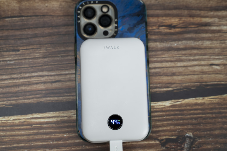 【開箱測試】iWALK MAGO磁吸帶線行動電源 支援QI2無線充電 手感好 價格合理