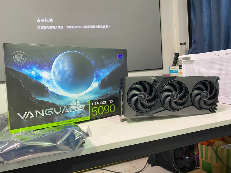 每次英亞啟動就少一位肥羊被宰！7萬2甜甜價 微星龍神 MSI 5090 VANGUARD SOC開箱，靜音風扇與極致效能。